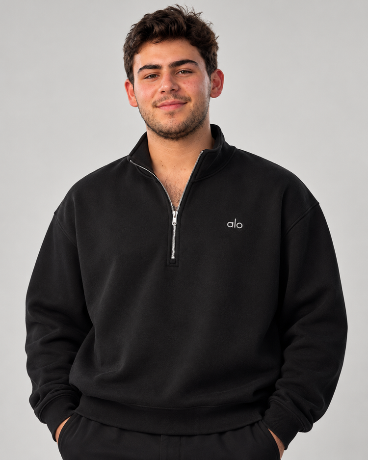Modelo con sudadera ALO Accolade 1/4 Zip negra, de frente