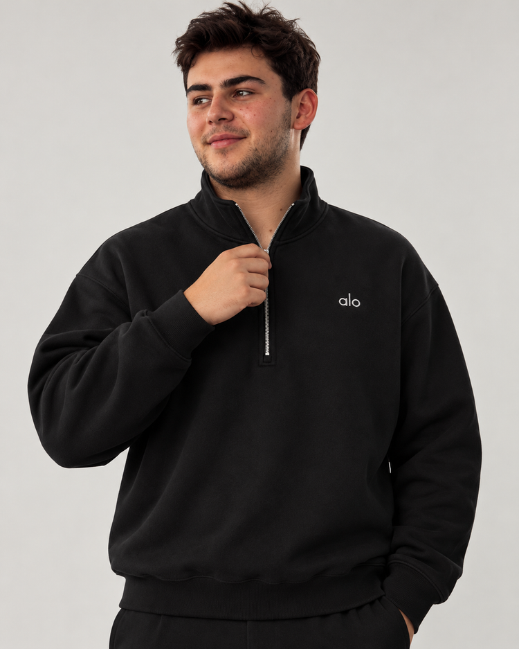 Sudadera ALO Accolade 1/4 Zip negra, detalle del cierre de cuarto