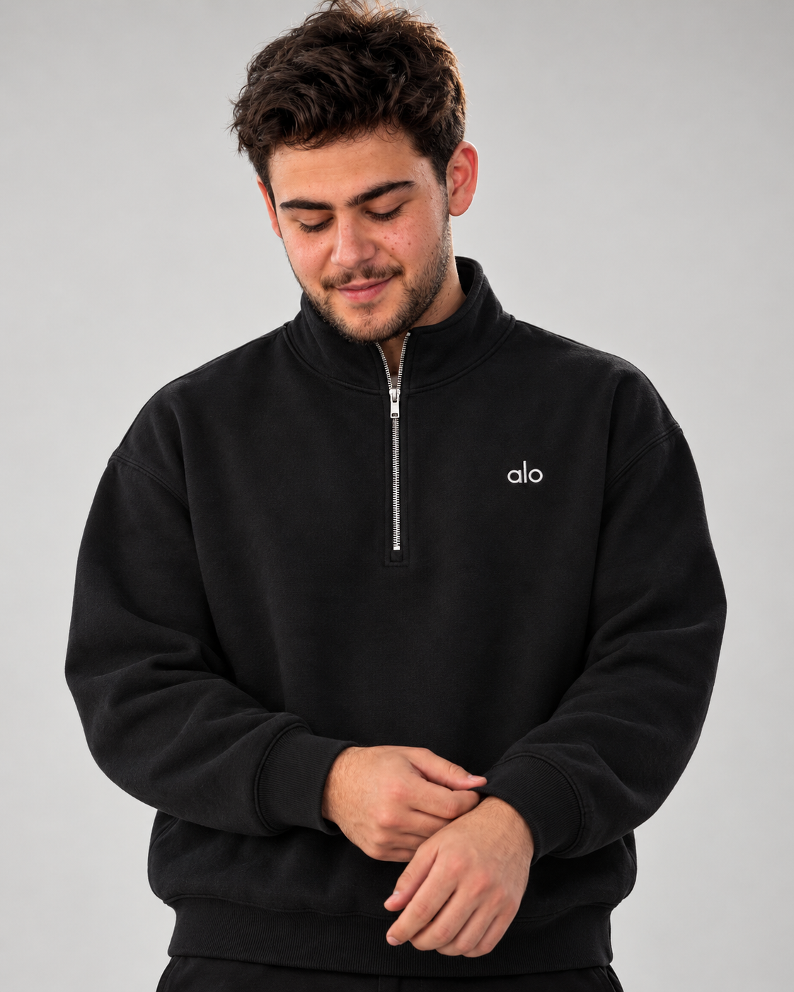 Sudadera ALO Accolade 1/4 Zip negra, detalle del puño acanalado