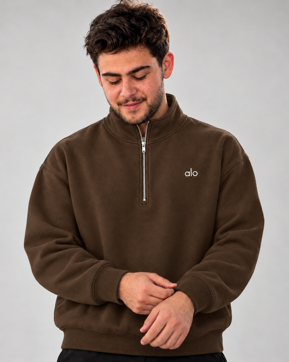 Sudadera ALO Accolade 1/4 Zip café, detalle del puño acanalado