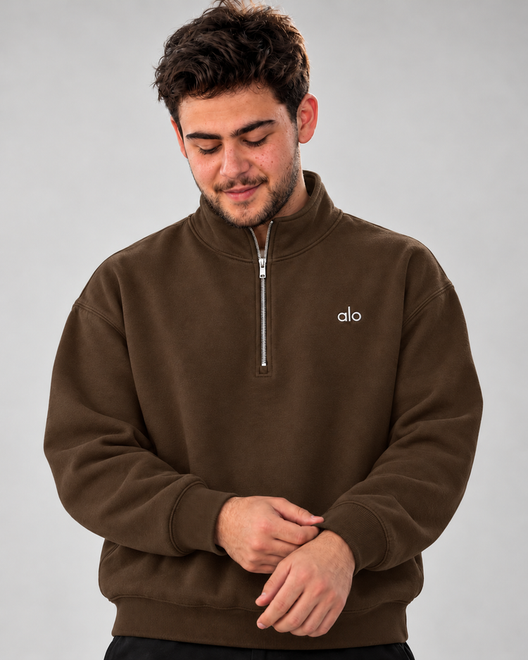 Sudadera ALO Accolade 1/4 Zip café, detalle del puño acanalado