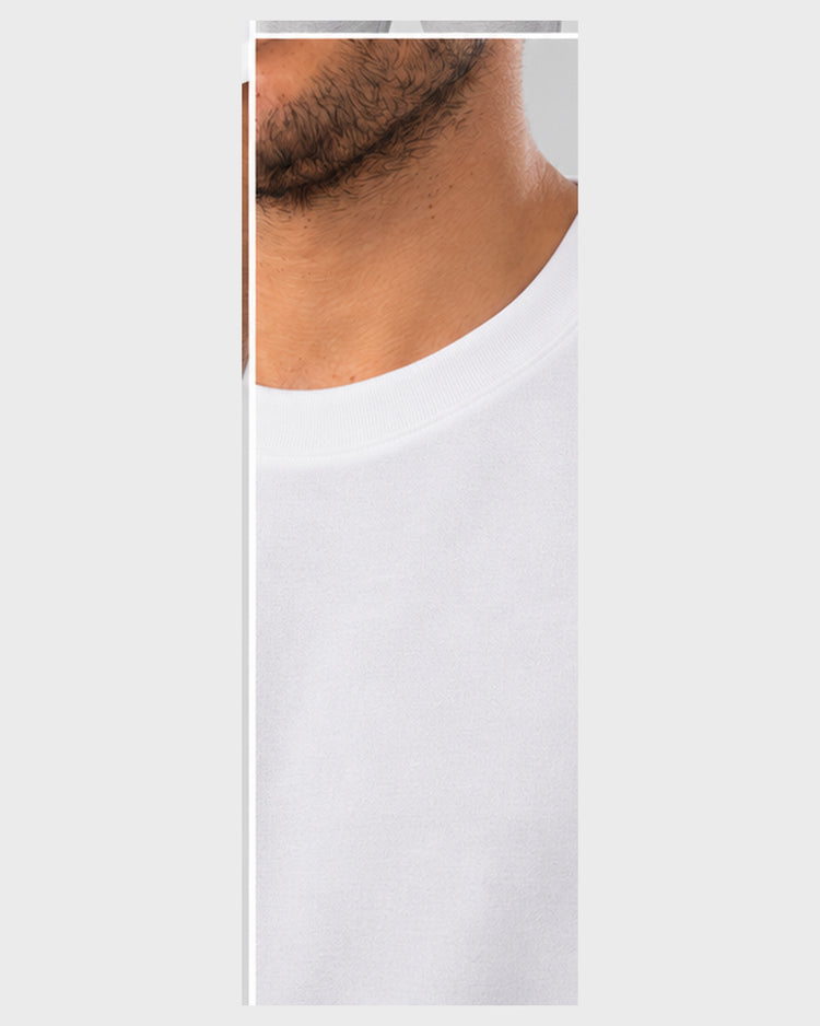 ALO Conquer Reform Crewneck blanco - detalle de tela, cuello y logo ALO