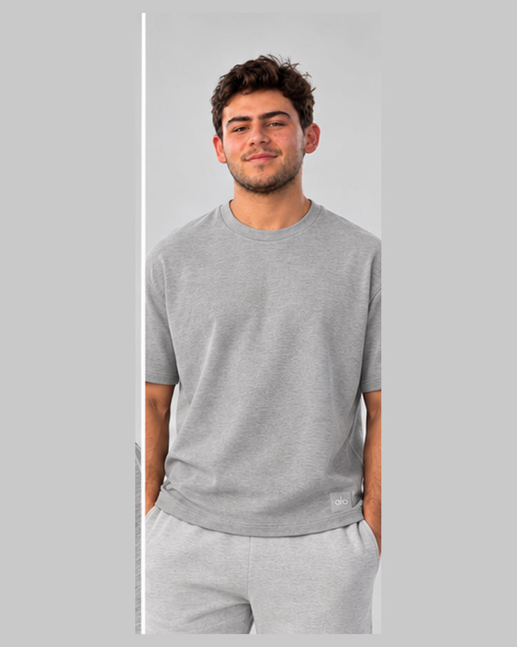 ALO Conquer Reform Crewneck gris - vista frontal en modelo PRIMOS