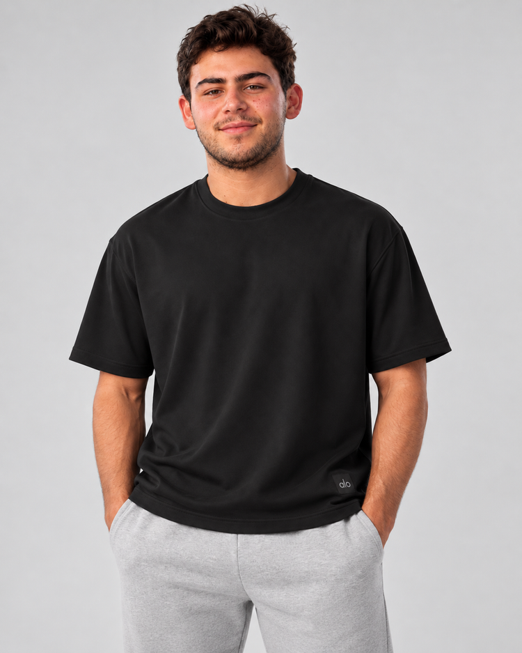 ALO Conquer Reform Crewneck negro - vista frontal en modelo PRIMOS