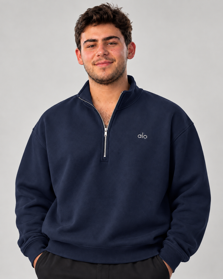 Modelo con sudadera ALO Accolade 1/4 Zip azul marino, de frente