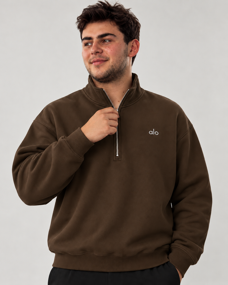 Sudadera ALO Accolade 1/4 Zip café, detalle del cierre de cuarto