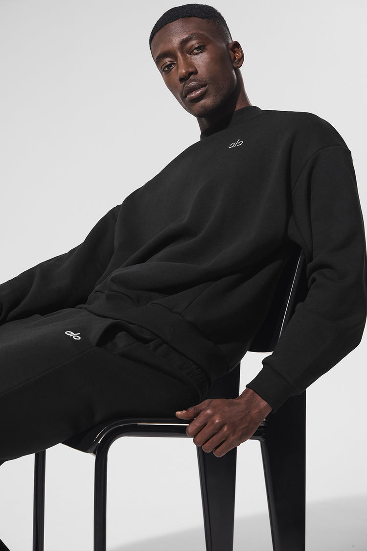 ALO Accolade Crew Neck negro U3031RG, modelo sentado
